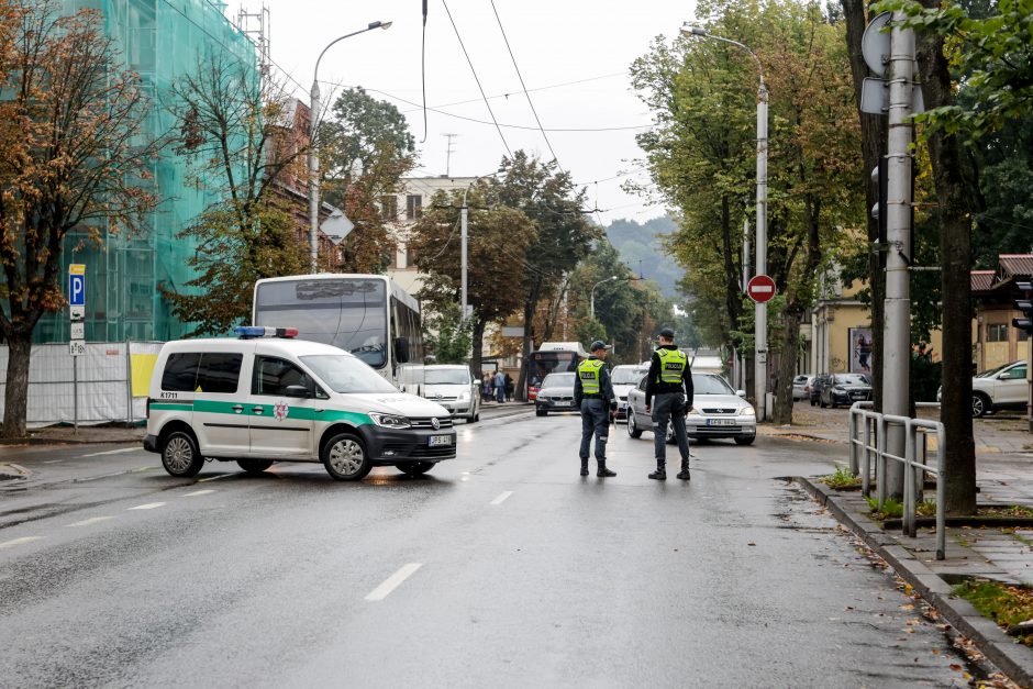 Nutrūkę troleibusų linijos laidai paralyžiavo Kęstučio g. eismą