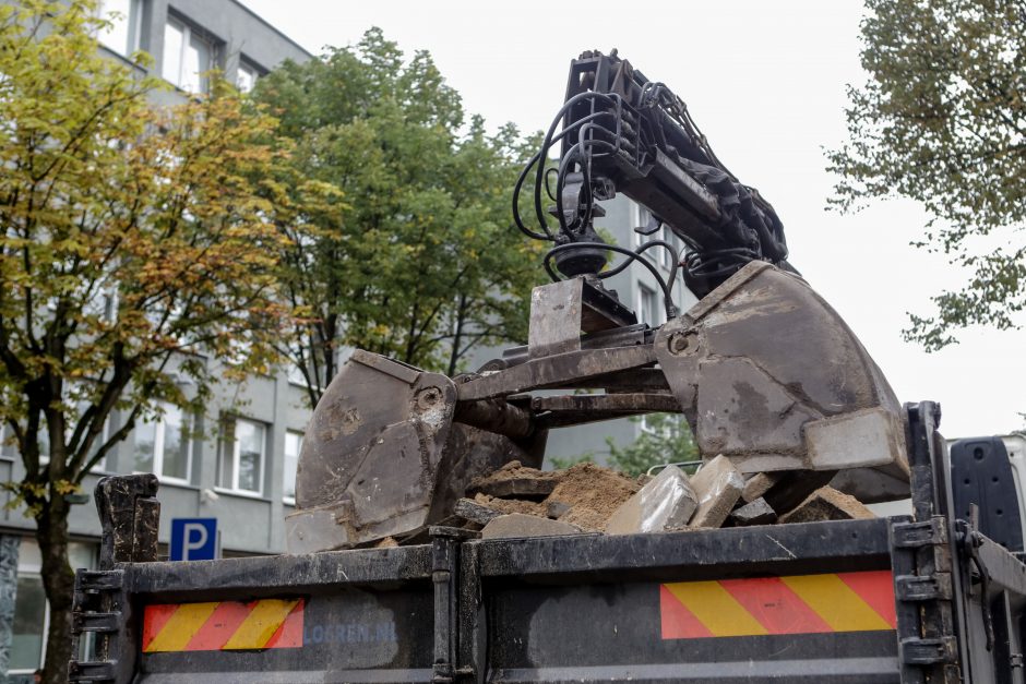 Nutrūkę troleibusų linijos laidai paralyžiavo Kęstučio g. eismą