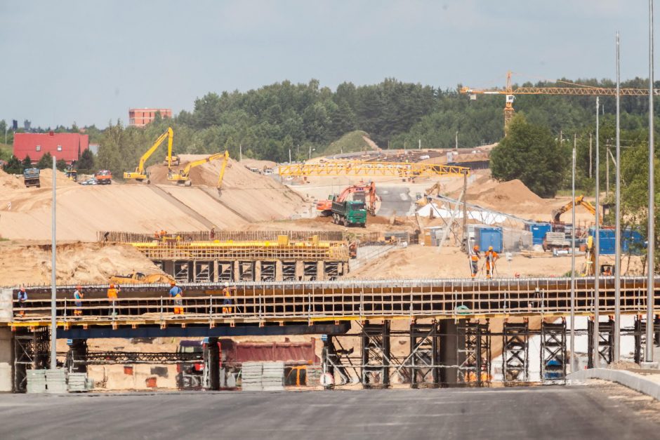 Vakarinio aplinkkelio statybvietėje kelininkai pluša išsijuosę