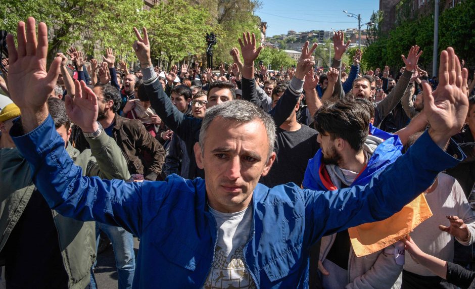 Armėnai protestuoja prieš buvusio šalies lyderio siekį įsitvirtinti valdžioje