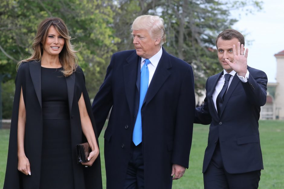 Prancūzijos vadovas pradėjo politinių pavojų temdomą valstybinį vizitą JAV 