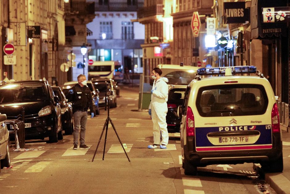 Paryžiuje siautėjo ginkluotas IS užpuolikas, yra žuvusiųjų 