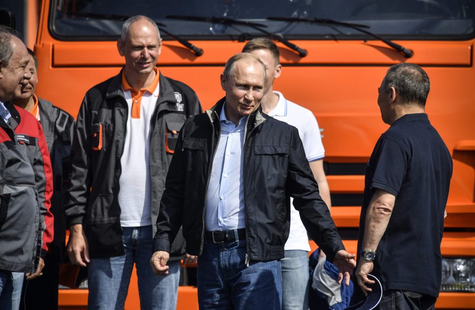 V. Putinas sunkvežimiu pervažiavo naujuoju tiltu į aneksuotą Krymą