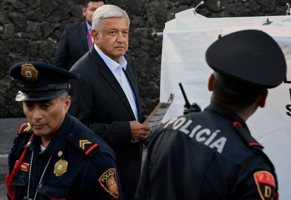 Meksikai balsuojant, rinkimų favoritas „AMLO“ žada politikos posūkį