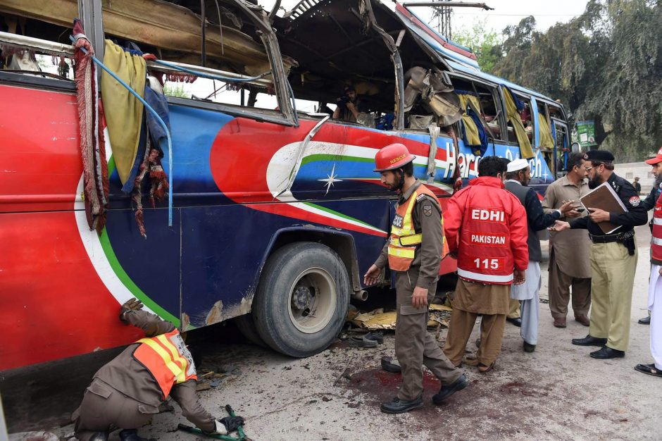 Pakistane per sprogimą autobuse žuvo bent 16 žmonių