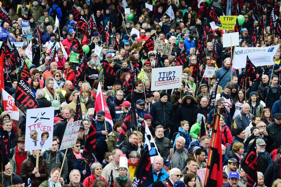 Vokietijoje tūkstančiai žmonių protestuoja prieš transatlantinę prekybos sutartį