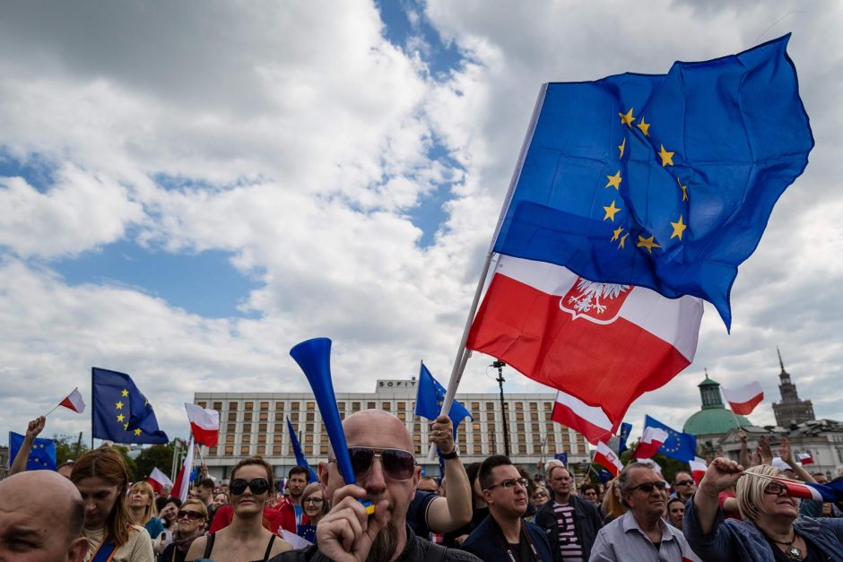 Varšuvoje 240 tūkst. demonstrantų dalyvavo eitynėse už demokratiją ir ES