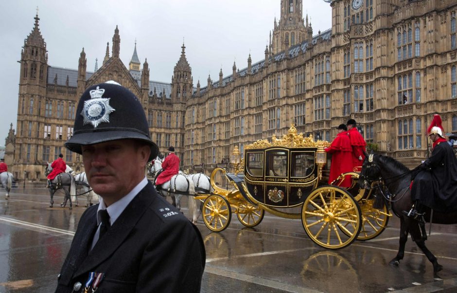 Pompastikos ir politikos sandūra: britų karalienė sakys metinę kalbą