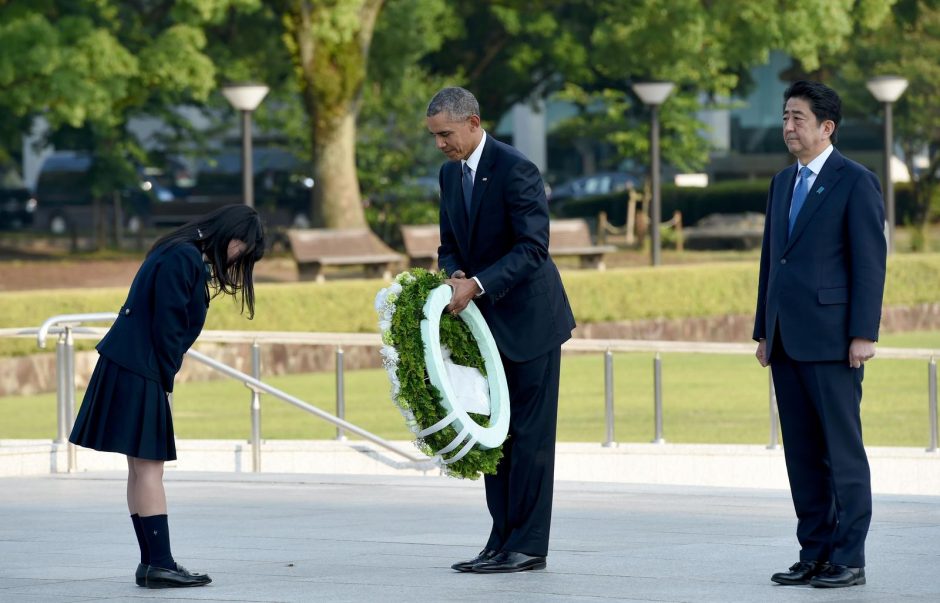 B. Obama su istoriniu vizitu atvyko į Hirošimą