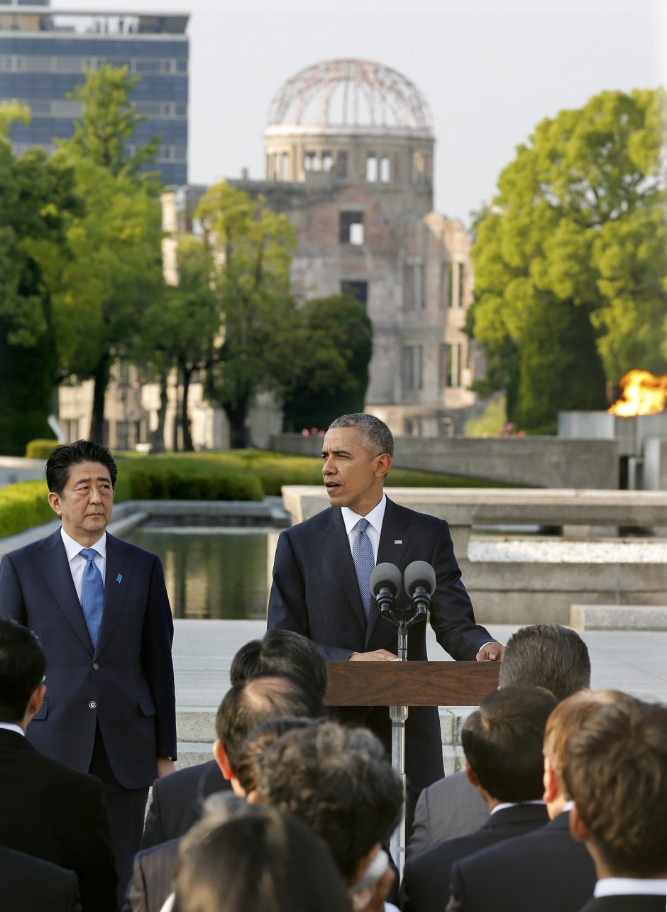 B. Obama su istoriniu vizitu atvyko į Hirošimą