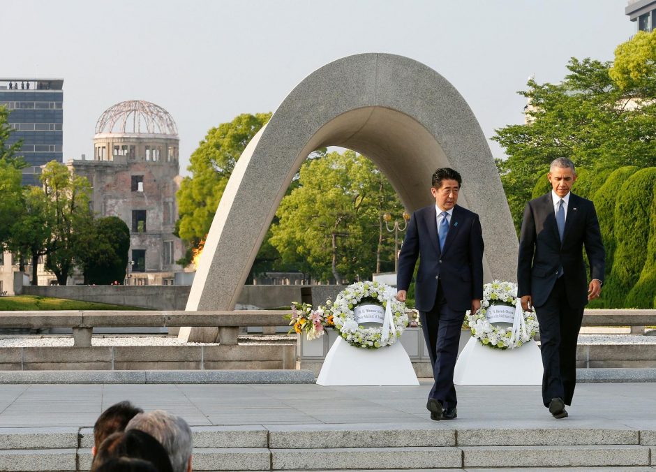 B. Obama su istoriniu vizitu atvyko į Hirošimą