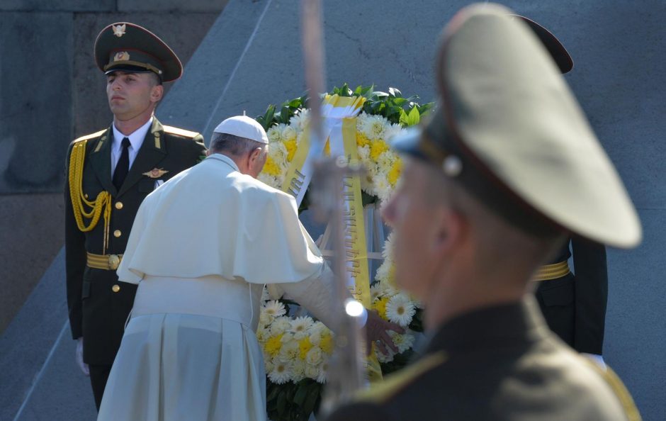 Pasmerkęs armėnų genocidą popiežius pasimeldė prie memorialo aukoms