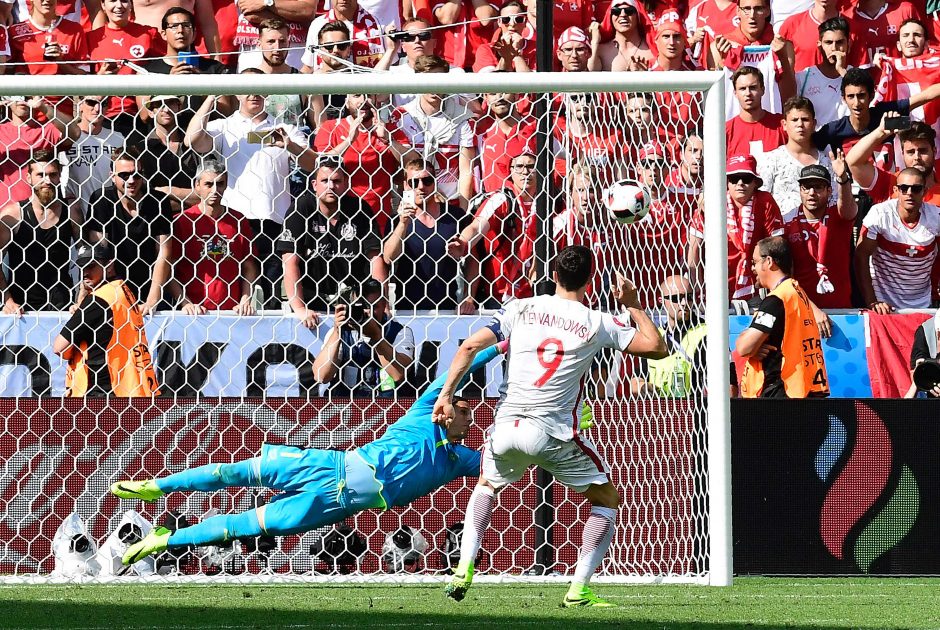 Po baudinių serijos į „Euro 2016“ ketvirtfinalį iškopė Lenkija