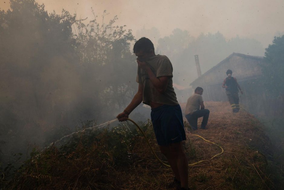 Portugalijos ir Ispanijos ugniagesiai kovoja su gaisrais