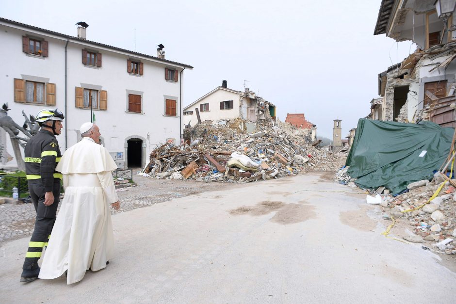 Popiežius aplankė žemės drebėjimo nuniokotą Italijos miestą 