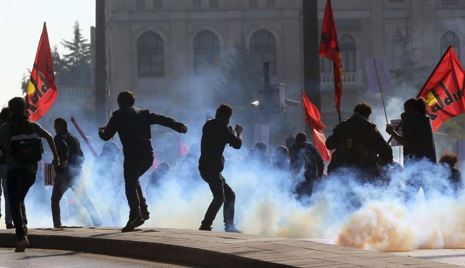 Per atakos Ankaroje metinių protestą – policijos ir aktyvistų susirėmimas