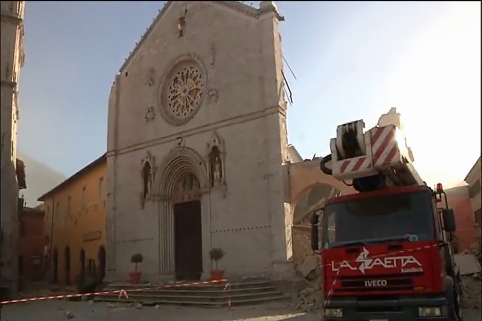 Po trečio žemės drebėjimo namų neteko tūkstančiai italų