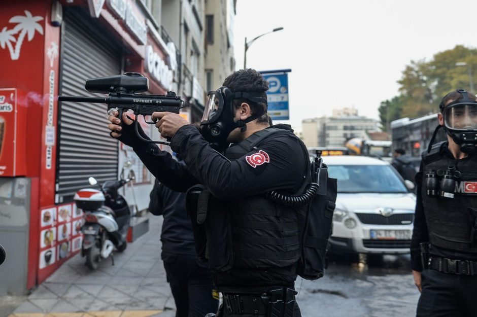 Stambule policija vaikė protestuotojus ašarinėmis dujomis