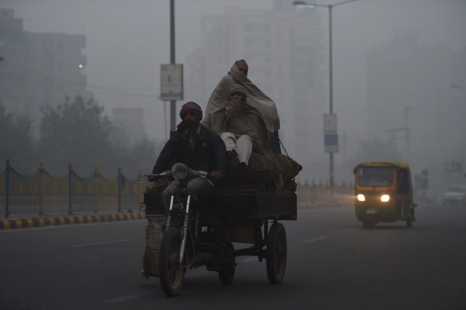 Indijos sostinėje dėl smogo uždarinėjamos mokyklos