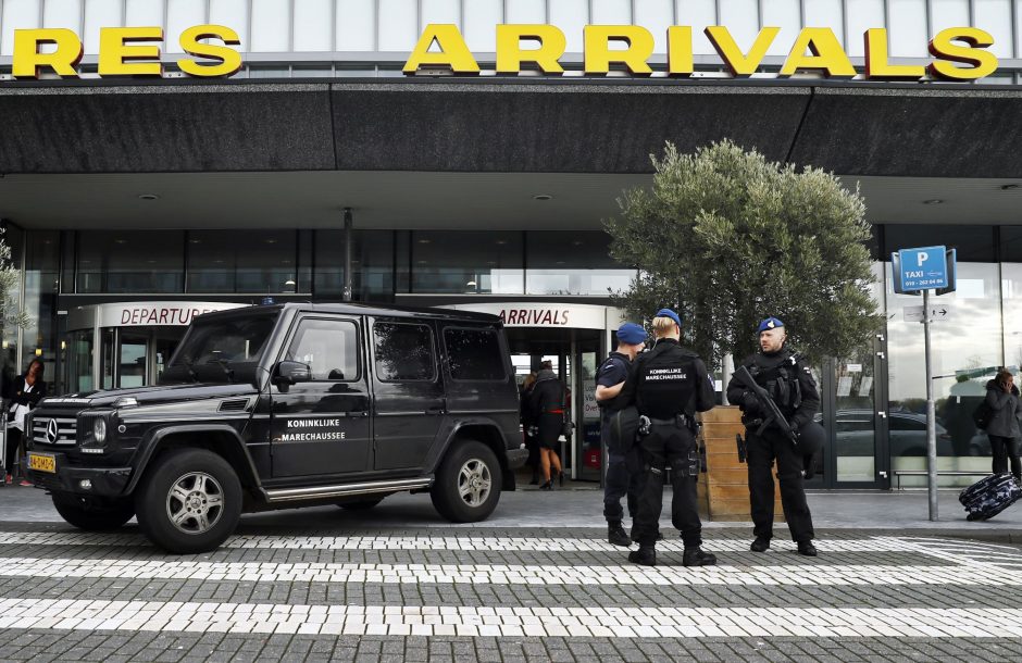 Dėl netikro pavojaus Olandijos oro uoste sulaikytas benamis migrantas 