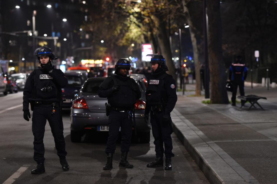 Paryžiuje įkaitais laikyti asmenys saugūs, ginkluotas plėšikas paspruko