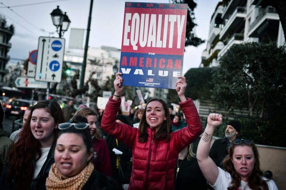 Tūkstančiai moterų protestuoja prieš D. Trumpą