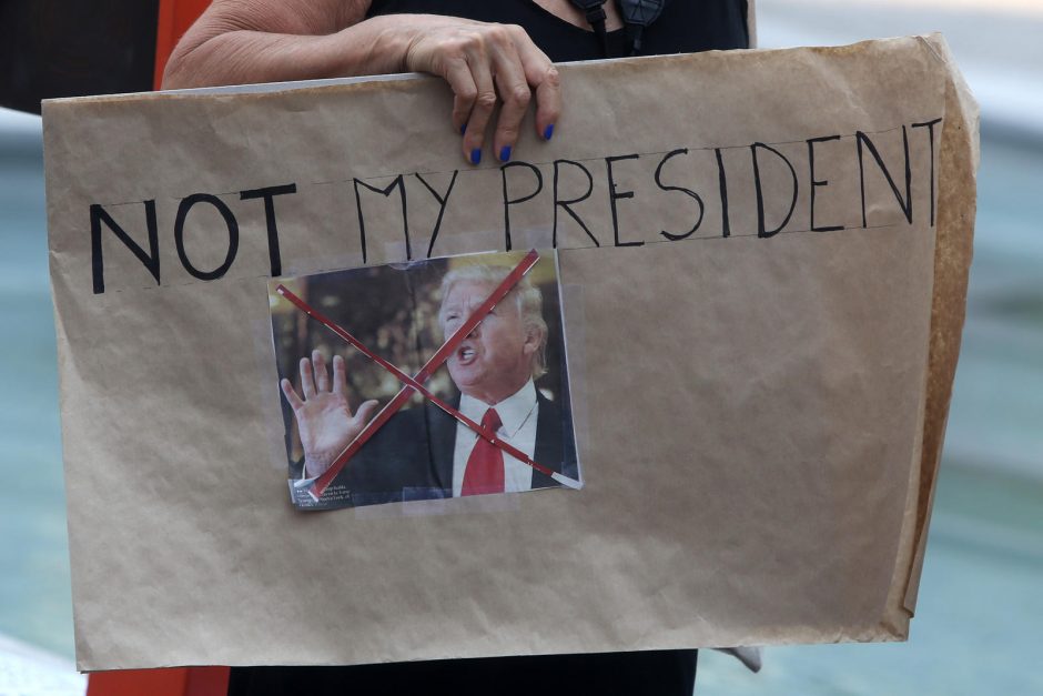 Tūkstančiai moterų protestuoja prieš D. Trumpą