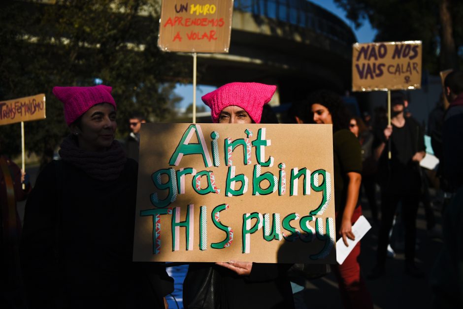 Tūkstančiai moterų protestuoja prieš D. Trumpą