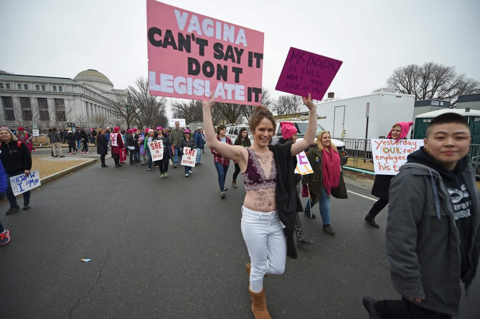 Tūkstančiai moterų protestuoja prieš D. Trumpą