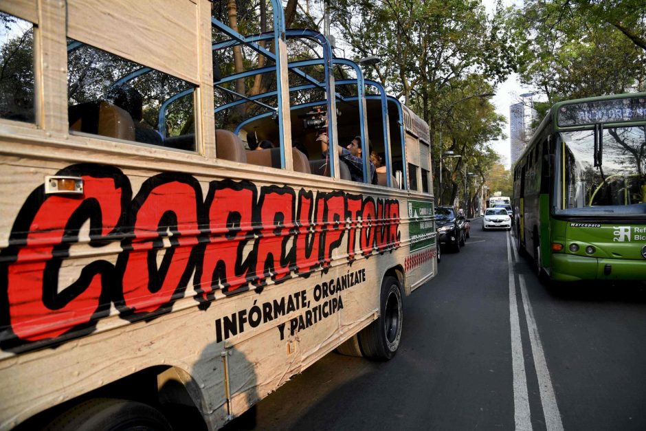 Meksika korupcijos objektus kviečia apžiūrėti pro autobuso langą 