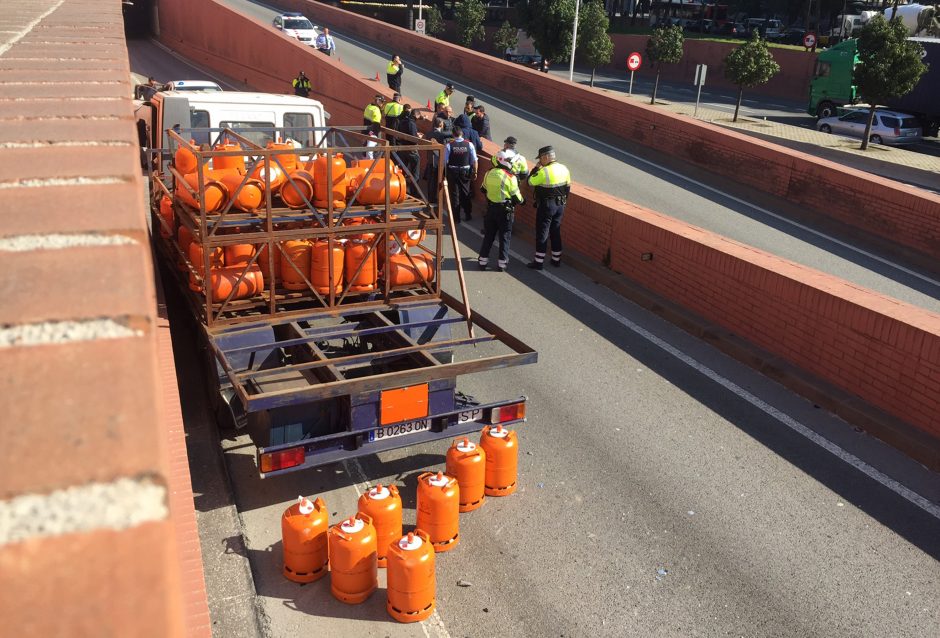 Barselonoje sunkvežimį su dujų balionais švedas pavogė po audringos nakties