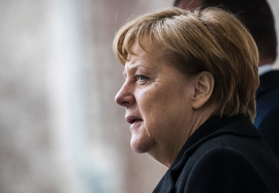 A. Merkel: išgalvota žinia apie karius rodo, kad reikia būti budriems