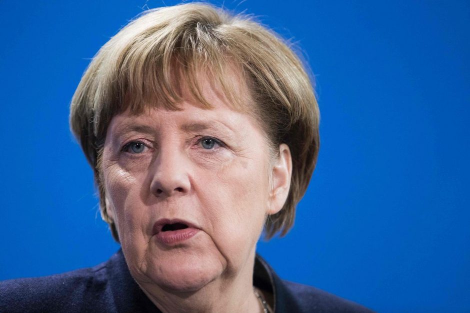 A. Merkel: išgalvota žinia apie karius rodo, kad reikia būti budriems