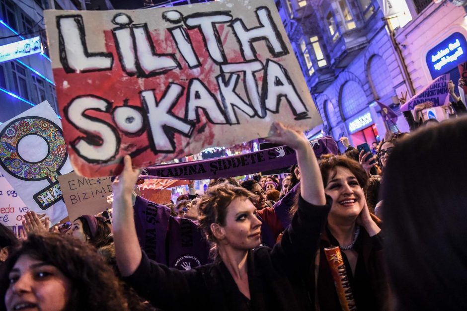 Proteste dėl moterų teisių – dešimtys tūkstančių turkių