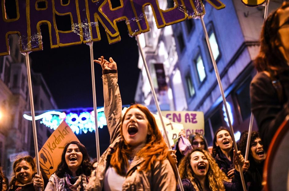 Proteste dėl moterų teisių – dešimtys tūkstančių turkių