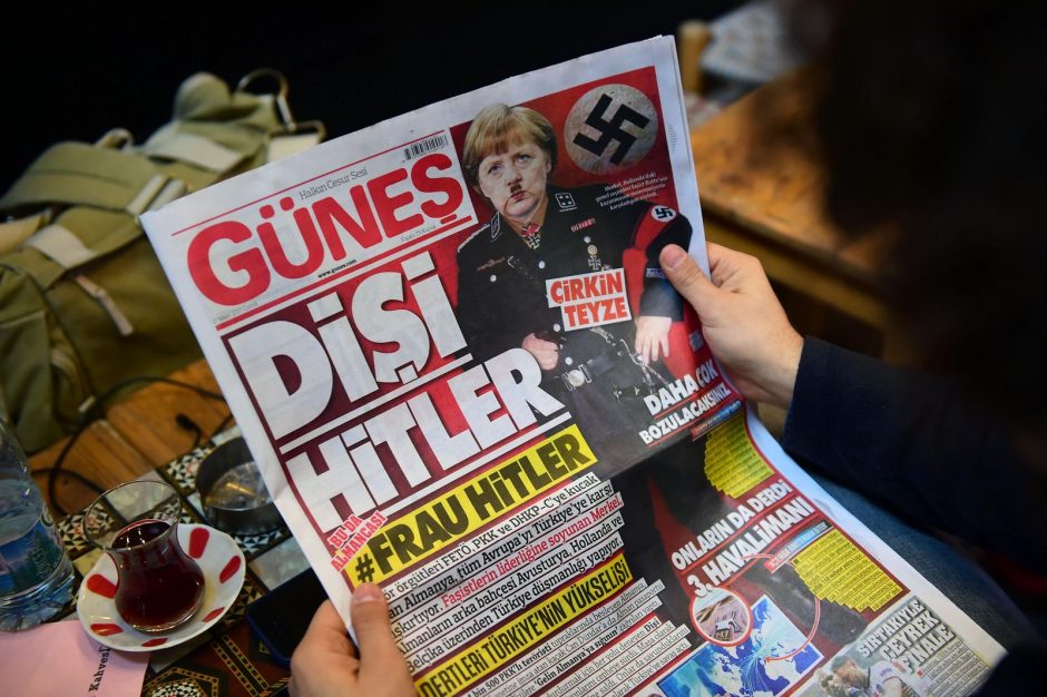 Turkijos dienraštis A. Merkel pristatė kaip „Frau Hitler“