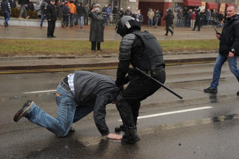 Baltarusijoje prieš mitingą vykdytos kratos, sulaikyta dešimtys žmonių