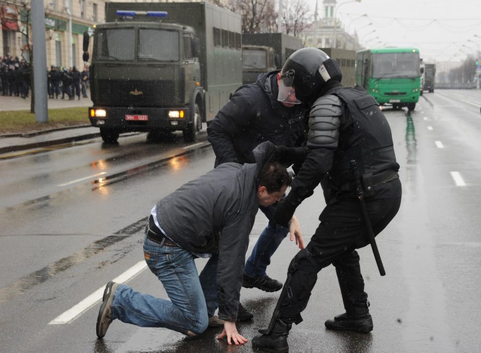 Baltarusijoje prieš mitingą vykdytos kratos, sulaikyta dešimtys žmonių