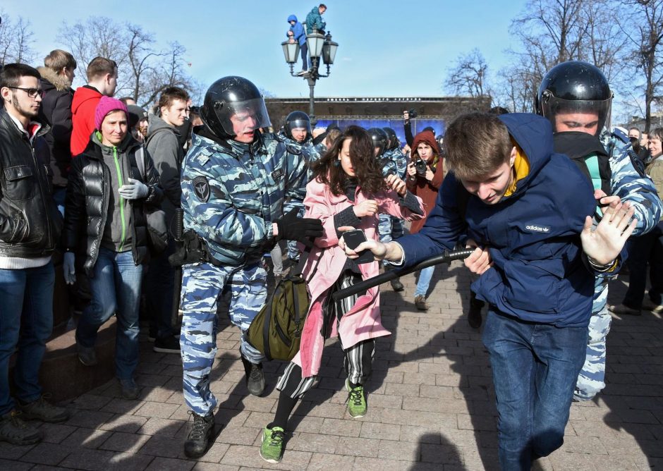 Lietuva ragina paleisti Rusijoje sulaikytus protestuotojus