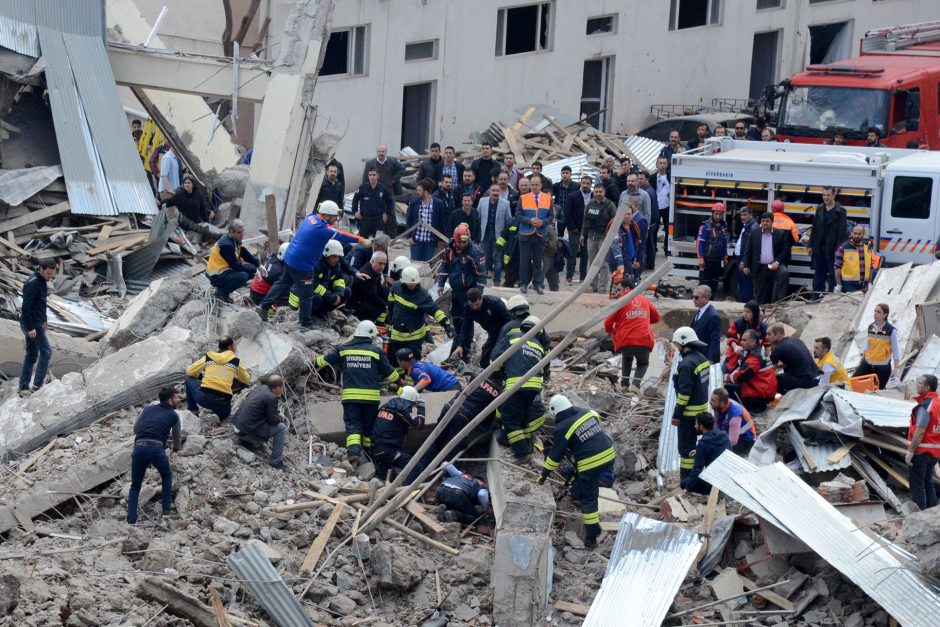 Turkijoje per sprogimą policijos komplekse žuvo žmogus, keli sužeisti