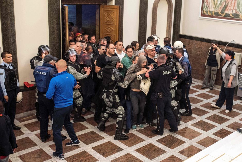 Makedonijoje šturmuotas parlamentas: sužeista per 100 žmonių