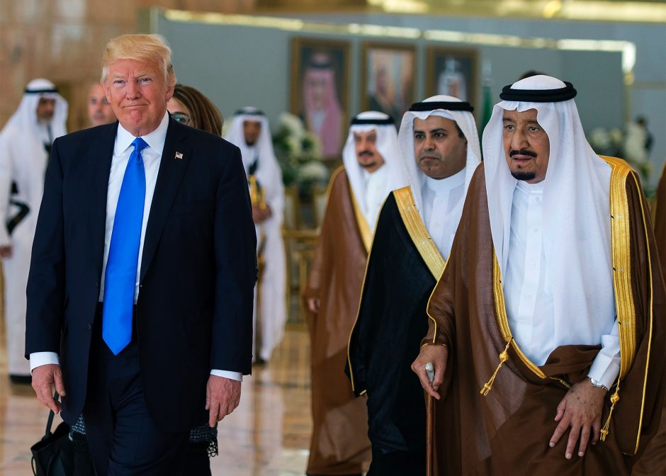 D. Trumpas Saudo Arabijoje pradėjo pirmą savo užsienio vizitą