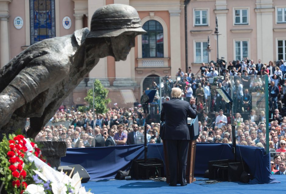 D. Trumpas nusileido Lenkijoje, taip pradėdamas antrąjį savo vizitą Europoje