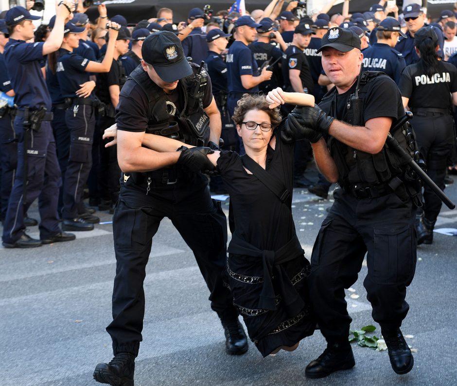 Varšuvoje policija išvaikė demonstrantus