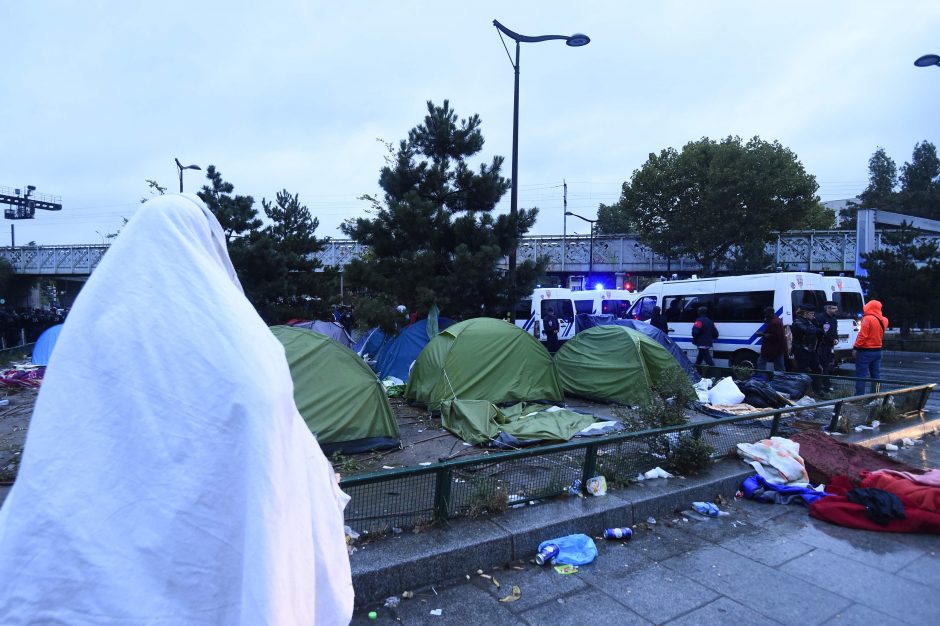 Paryžiaus policija iš nelegalios stovyklos iškeldino 2 tūkst. migrantų