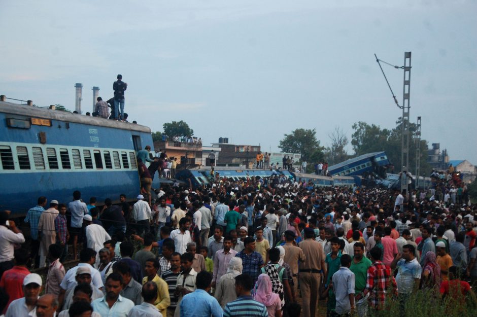 Indijoje nuo bėgių nulėkus traukiniui žuvo mažiausiai 23 žmonės