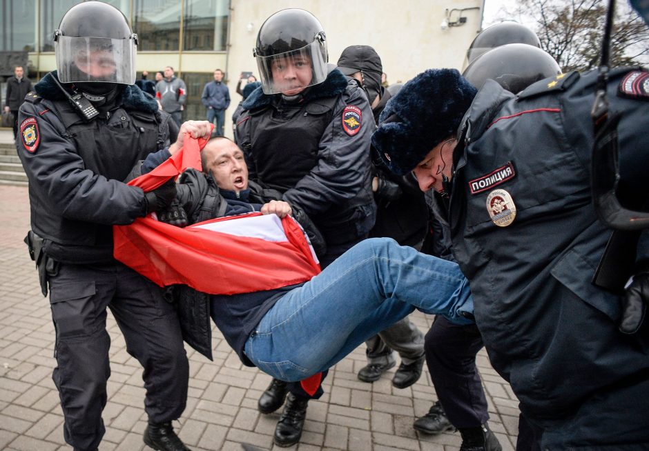 Prieš V. Putiną protestavę demonstrantai nuteisti mėnesiui kalėjimo