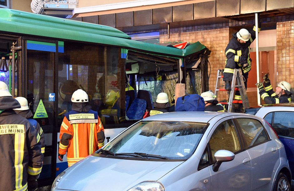 Vokietijoje autobusui įsirėžus į namą sužeisti mažiausiai 48 žmonės