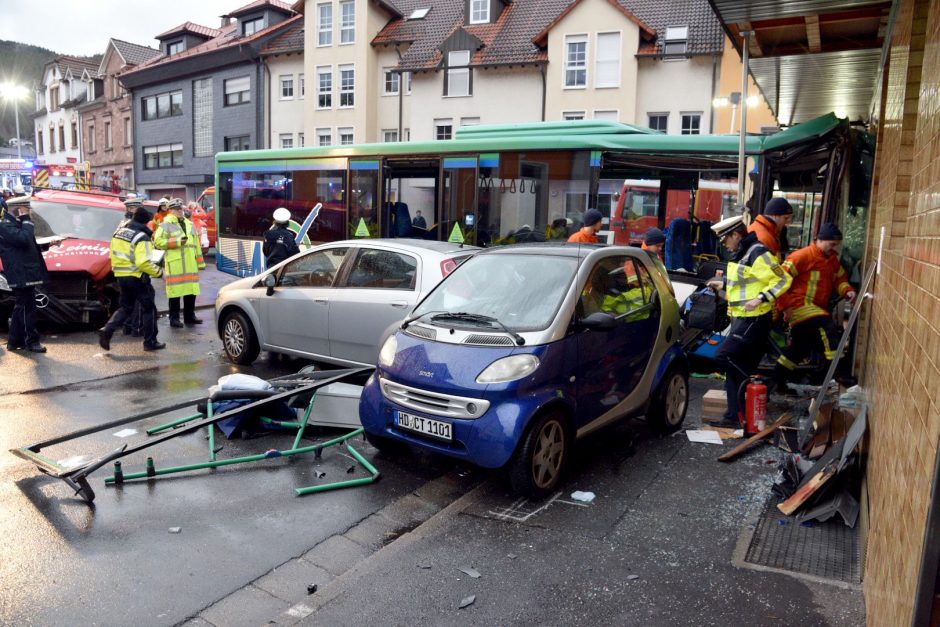 Vokietijoje autobusui įsirėžus į namą sužeisti mažiausiai 48 žmonės