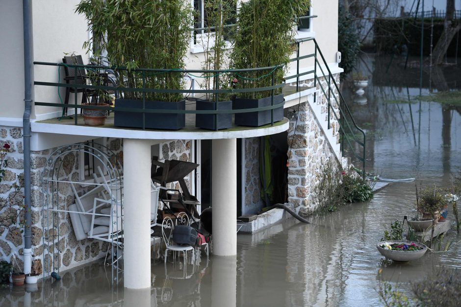 Užlietame Paryžiuje Senos vandens lygis pasiekė piką